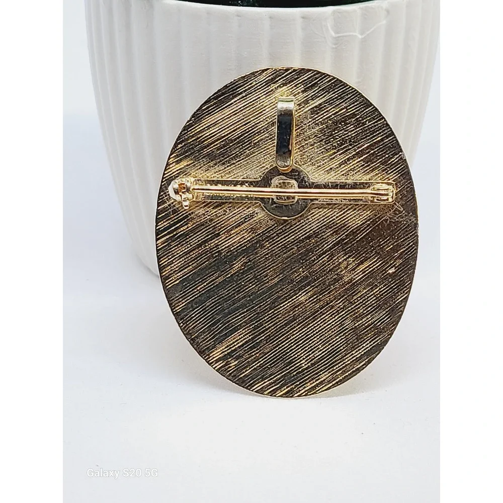 Sarah Coventry captivating oval